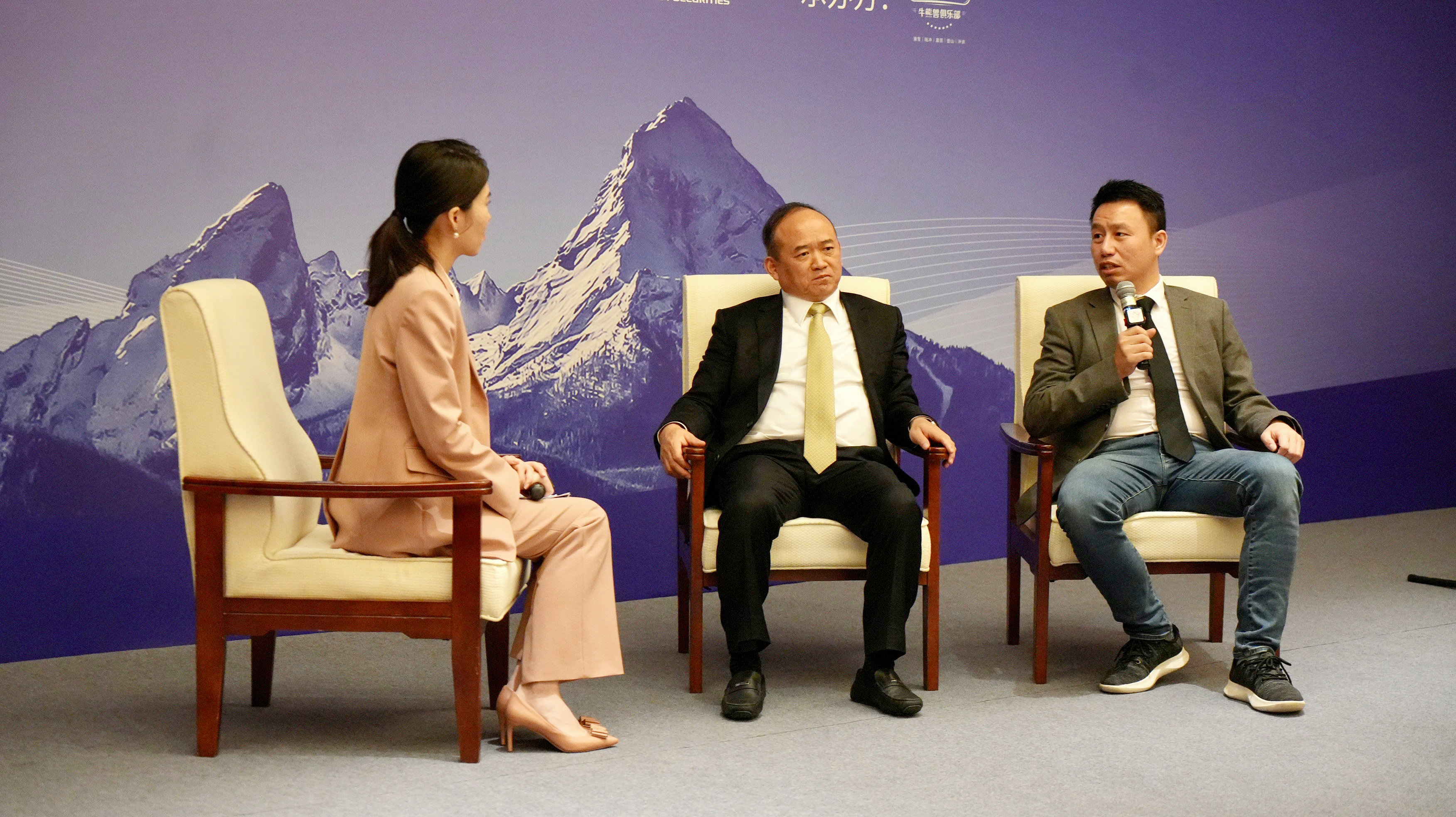 兰世立：国有航空公司赚钱很难 民营航空公司想不赚钱都很难_凤凰网