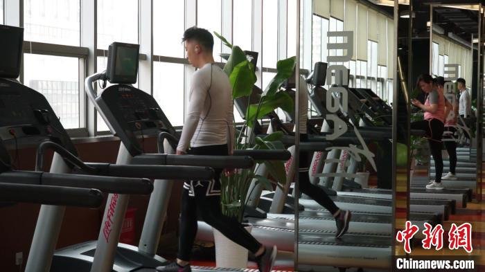 西安一健身房内，民众正在运动。　党田野　摄