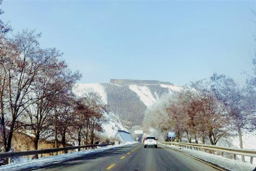 ▲远眺山顶的华川关堡