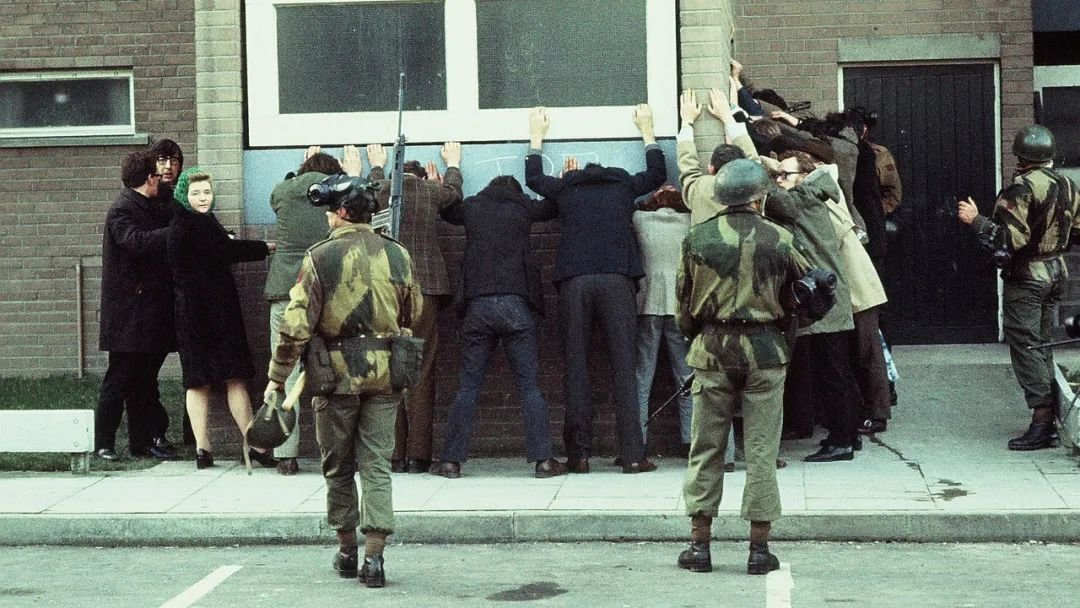 1972年1月30日，英国士兵向北爱尔兰德里博格赛德地区正在游行抗议的市民开枪，造成14人死亡，13人受伤，这一天后来被称作“流血星期日”。图为当天英国士兵逮捕参与游行的市民。