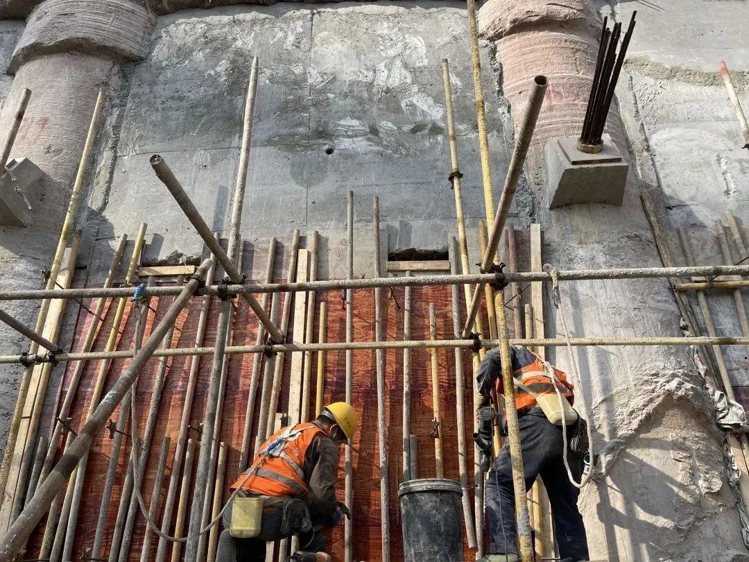 江北区人民医院新建工程现场，工人进行临边防护加固以及桩板挡墙施工作业。