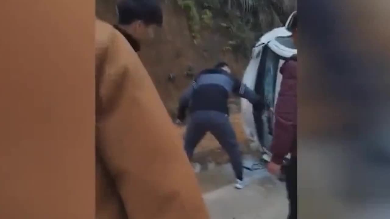 消防员休假陪妻子回娘家，路遇车辆侧翻破窗救出4人