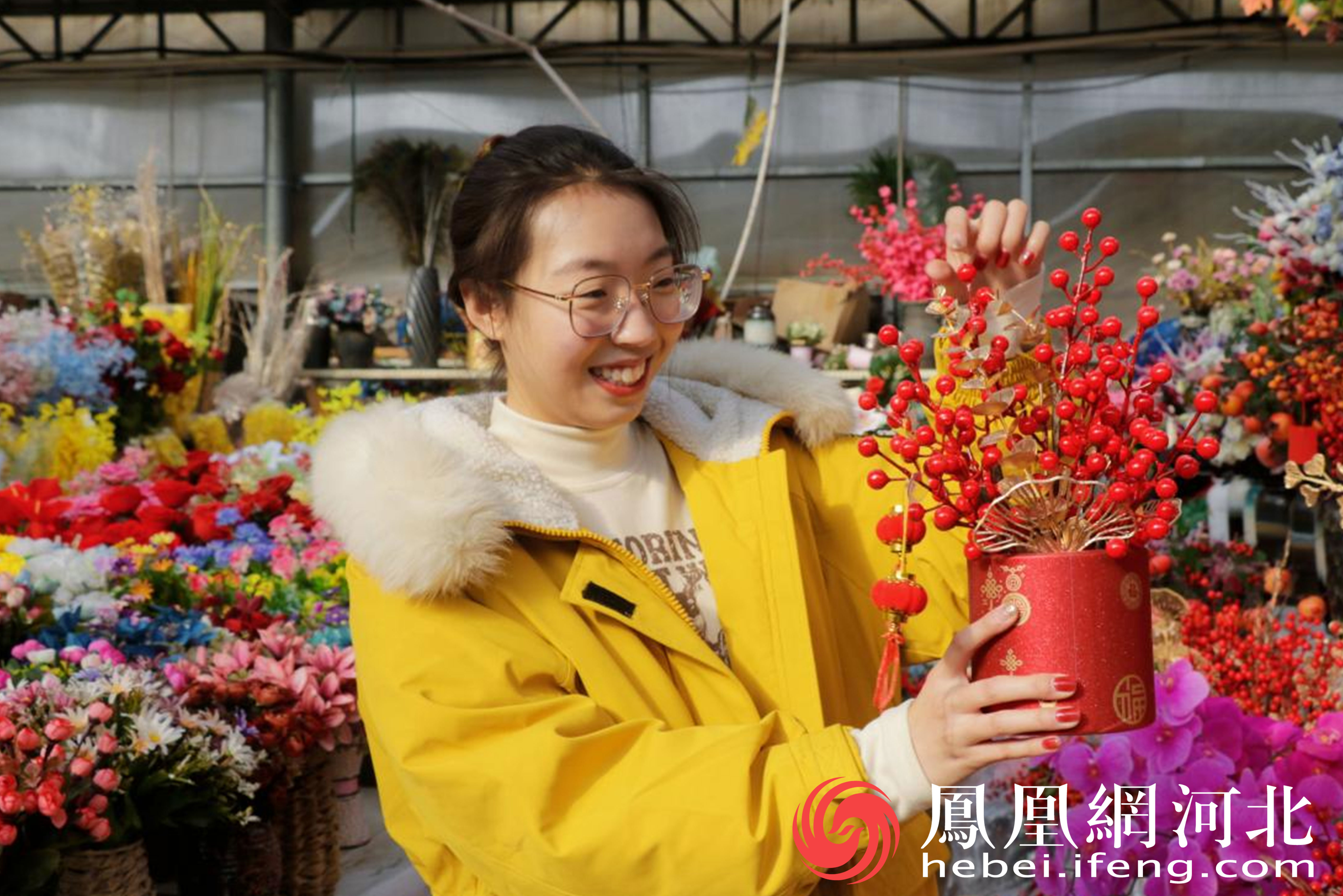 花卉市场，市民精心挑选新年花束，增添过年氛围。