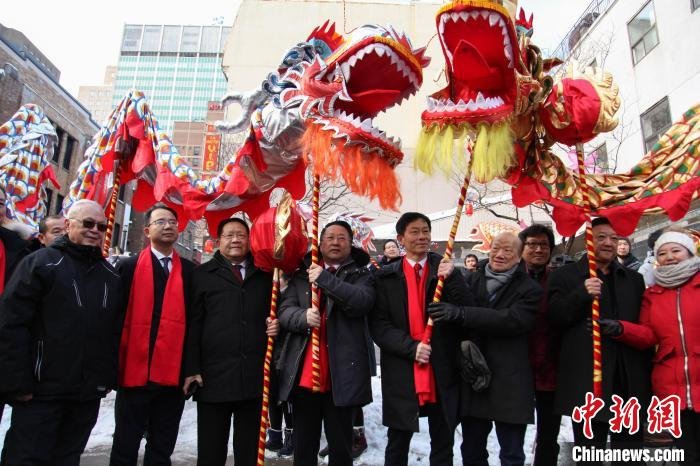 中国驻蒙特利尔总领事戴玉明(左四)与当地侨界社团代表出席第七届蒙特利尔欢乐春节庙会开幕式。　蒙特利尔欢乐春节庙会筹委会供图