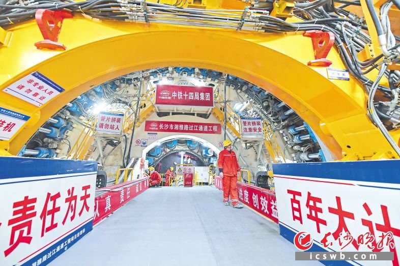 湘雅路过江通道施工现场,建设者们全力冲刺年底通车目标。 长沙晚报全媒体记者 王志伟 摄