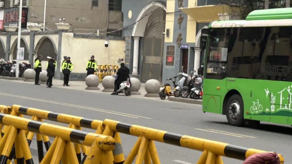 凤凰早报|胡鑫宇亲属恳请不要过分打扰家人;FBI搜查拜登别墅