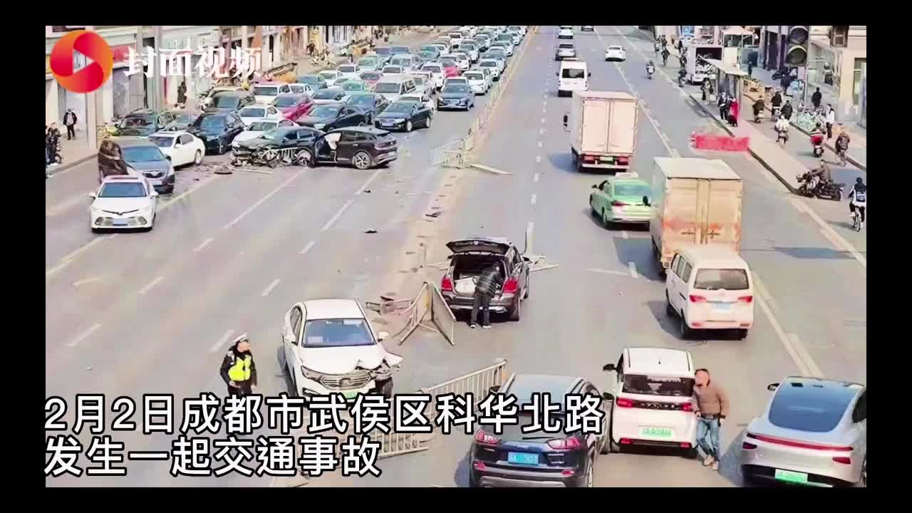成都科华北路发生一起车祸 现场交通已恢复