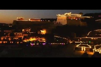 视频丨药王洞养生小镇 灯光璀璨引人游