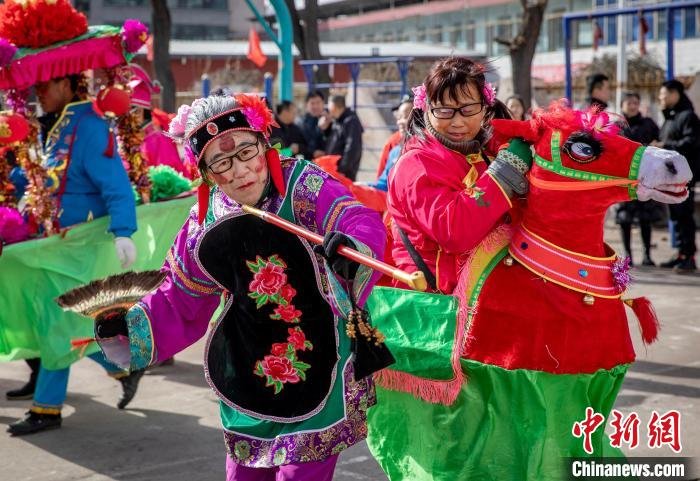 传统的秧歌活动，烘托出浓浓年味。　王凤云 摄