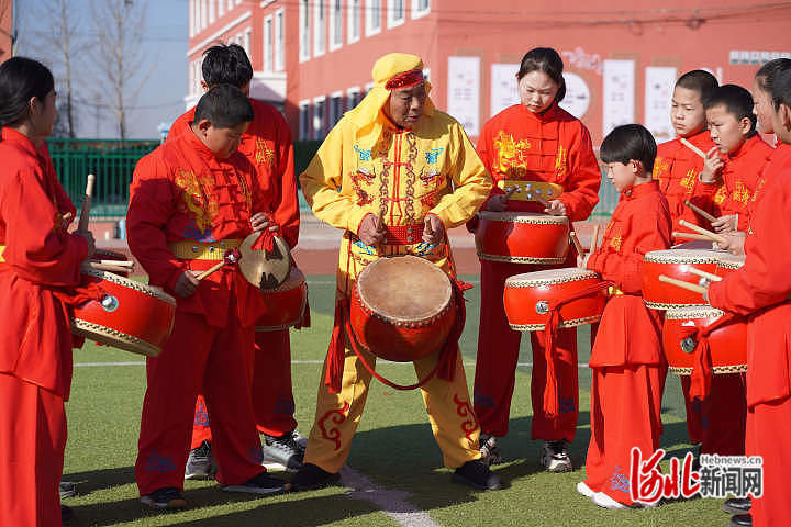 1月30日，在内丘县官庄中心小学，非遗传承人指导学生们练习“庆源排鼓”。