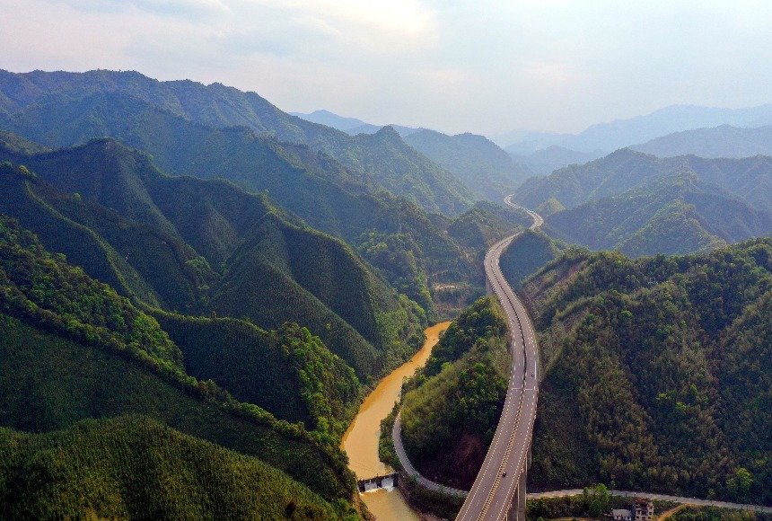 江西：养护畅安舒美高速 铺就绿色崛起大道