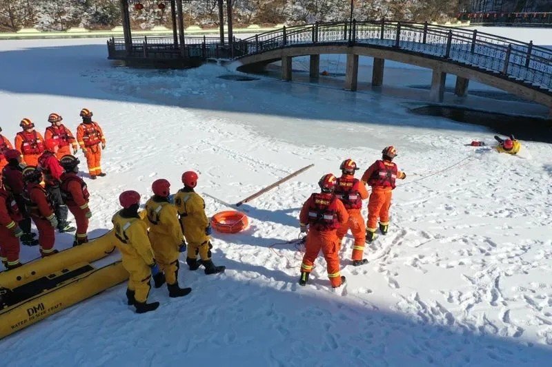 吉林通化市消防救援支队开展大型冰面救援实战演练