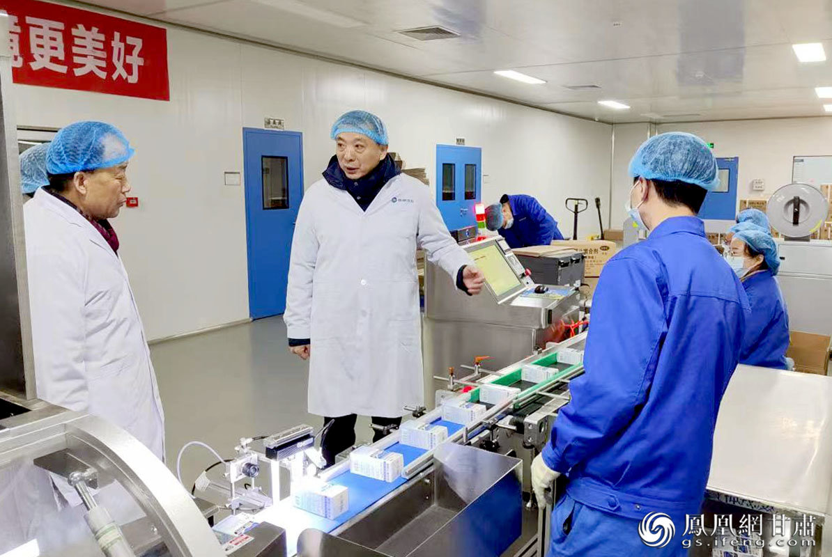 甘肃药业集团党委书记、董事长魏阳（左二）大年初一看望慰问2023年春节期间奋战在一线的干部职工 甘肃药业集团供图