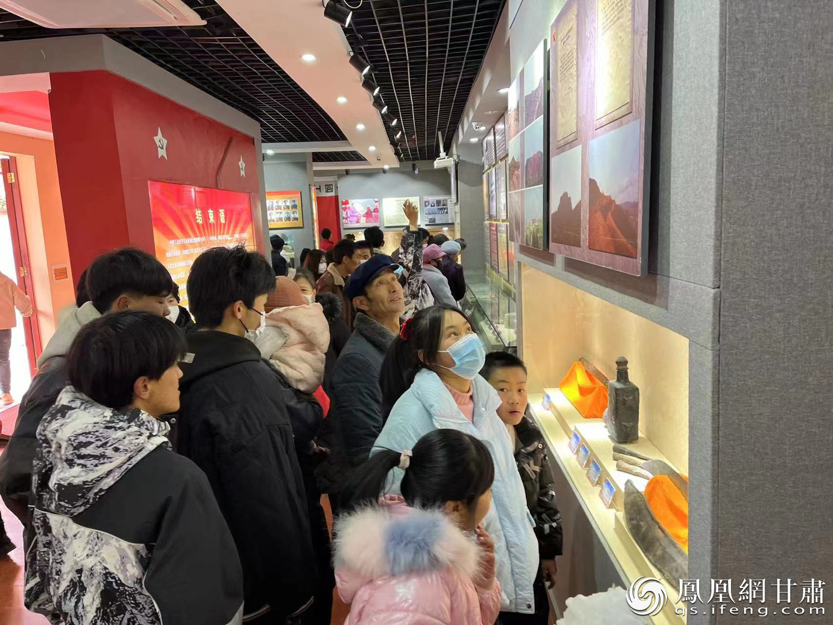 2月1日，洮州会议纪念馆展厅内参观游客络绎不绝。汪婷 摄