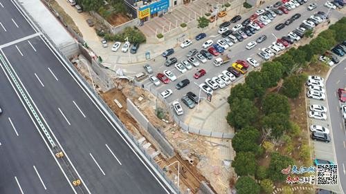 匝道横插云锦路导致“断头” 记者舒言成 摄