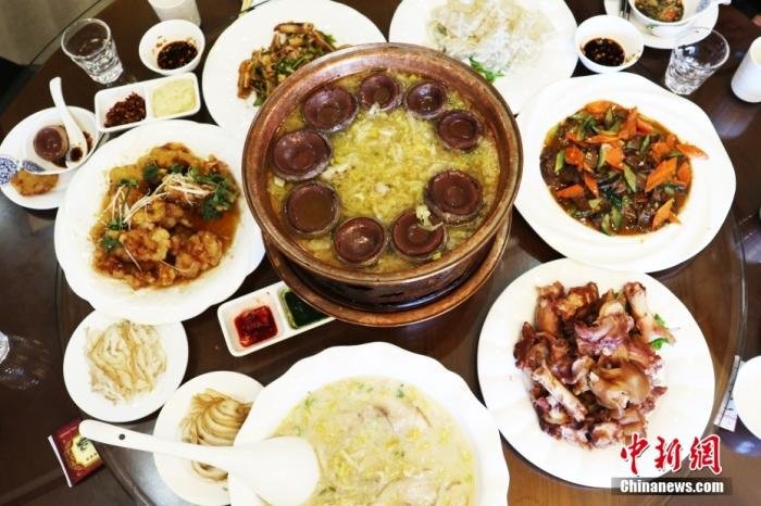 图为吉林省吉林市一家饭店内，年猪菜摆上桌。 中新社记者 苍雁 摄