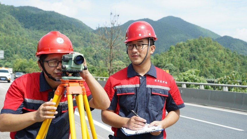 江西：养护畅安舒美高速 铺就绿色崛起大道