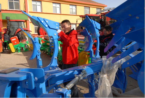 2月1日，山东省青岛市即墨区段泊岚镇一家农机公司的员工在对农机进行检修保养，为春播生产做好准备。