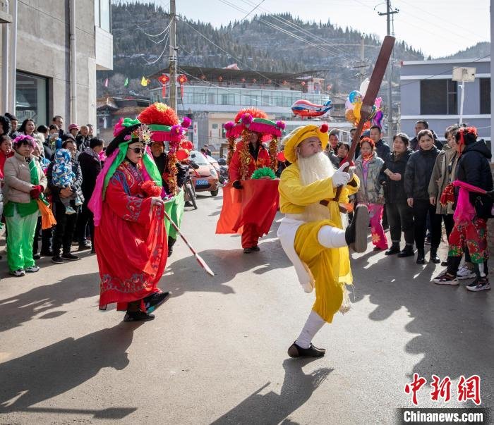 传统的秧歌活动，烘托出浓浓年味。　王凤云 摄