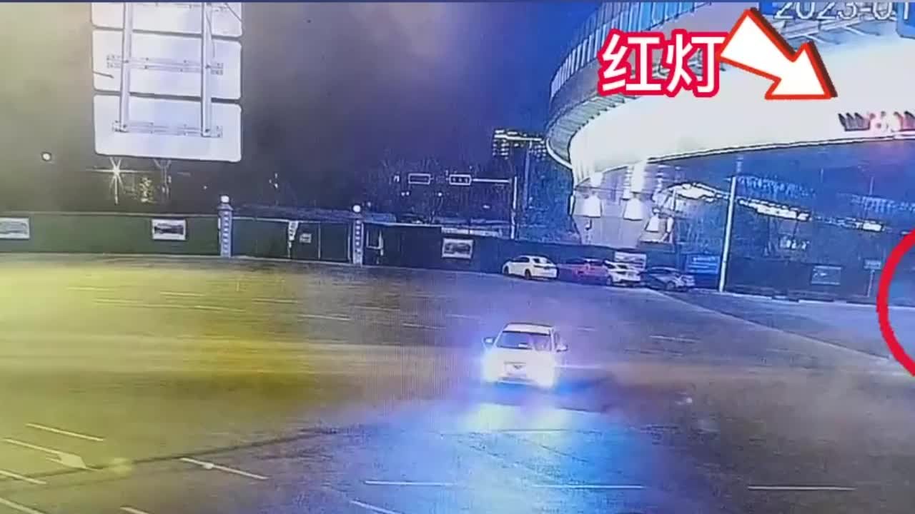 昆明三辆渣土车“组团”闯红灯被罚