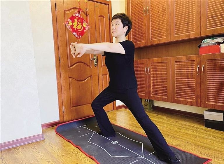 在家跳操健身的市民周女士