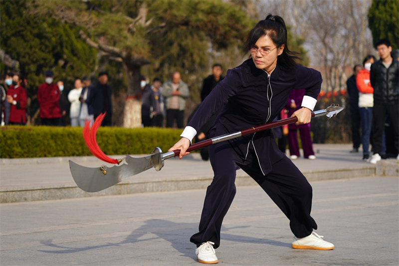 1月31日，武术爱好者在清河县武松公园表演春秋大刀套路。新华社发（田晓丽 摄）