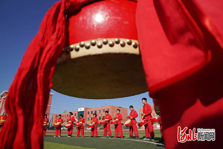 1月30日，内丘县官庄中心小学学生们在练习“庆源排鼓”。