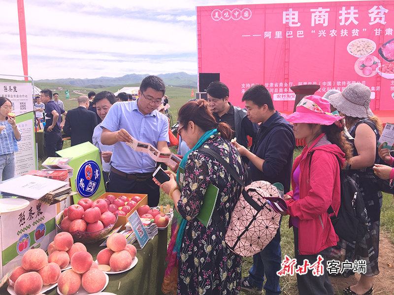 静宁常津果品有限责任公司企业负责人常晓良在甘南电商展销会上推销静宁苹果