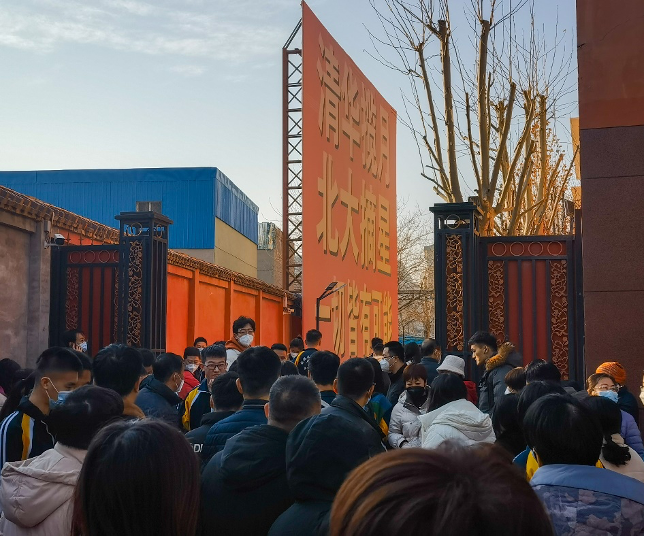 衡水二中门口的师生与家长。摄影:林樾