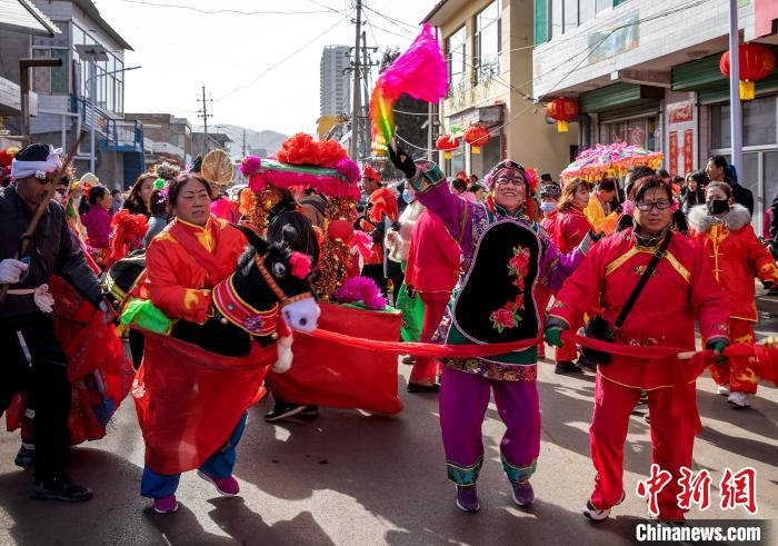 民众在欢声笑语中度过热闹欢腾的中国年。　王凤云 摄