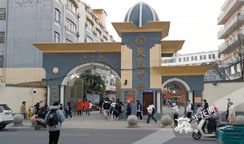 胡鑫宇生前就读的江西省上饶市铅山县致远中学门口。华龙网-新重庆客户端记者 张质 摄