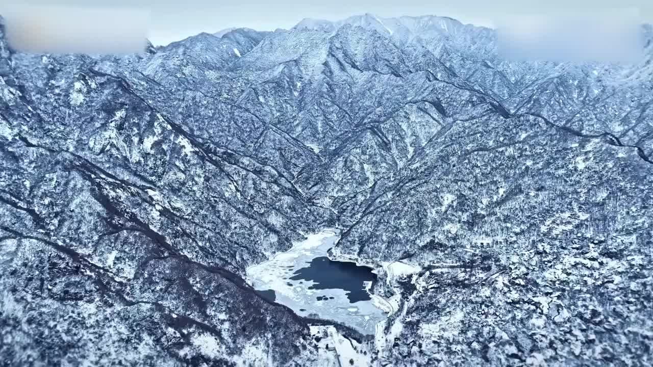 天寒远山净，雪后秦岭群山染霜_凤凰网视频_凤凰网