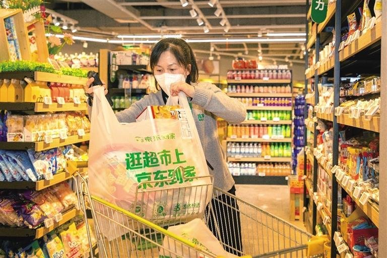 市民采购年货 蒋凌 摄
