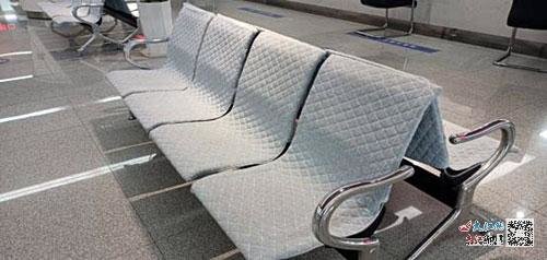 宜春市市民服务中心铁质座椅铺上了干净整洁的棉质坐垫