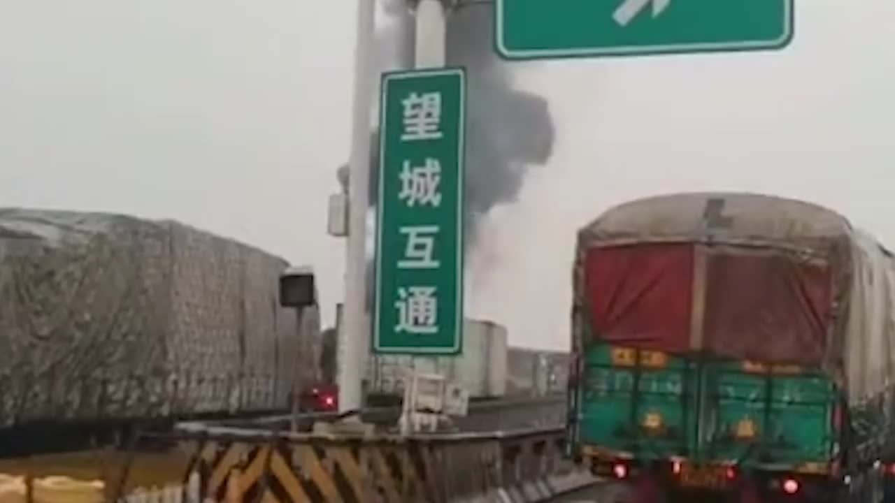 许广高速长沙望城境内突发事故，双向管制