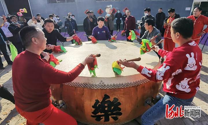 1月30日，任丘市出岸镇庞家营村，鼓友一起敲响任丘大鼓。