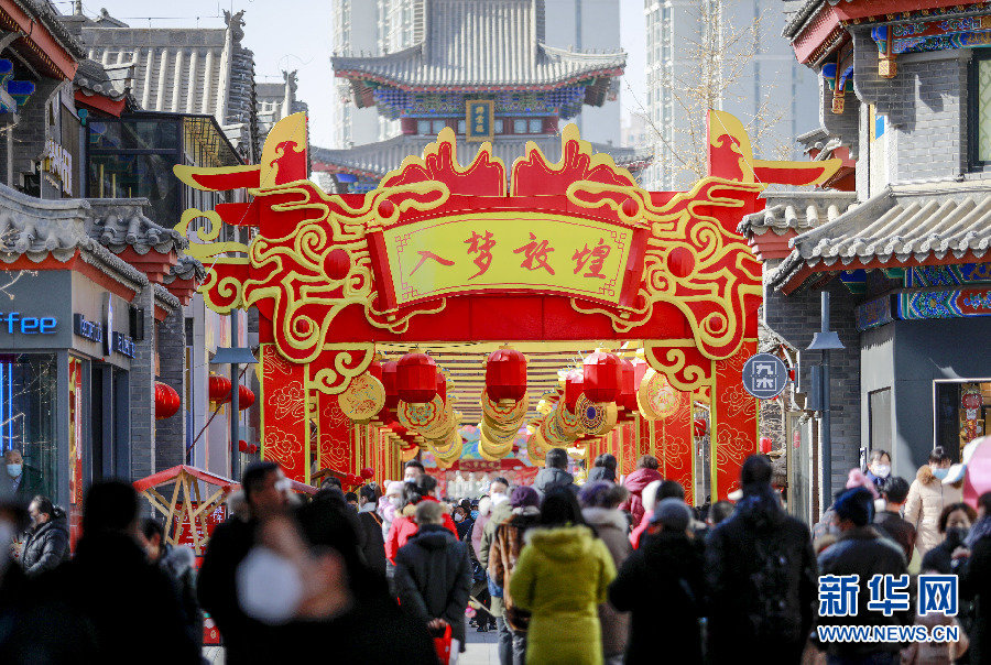 1月27日，游客在兰州老街游览。新华网发（侯崇慧 摄）