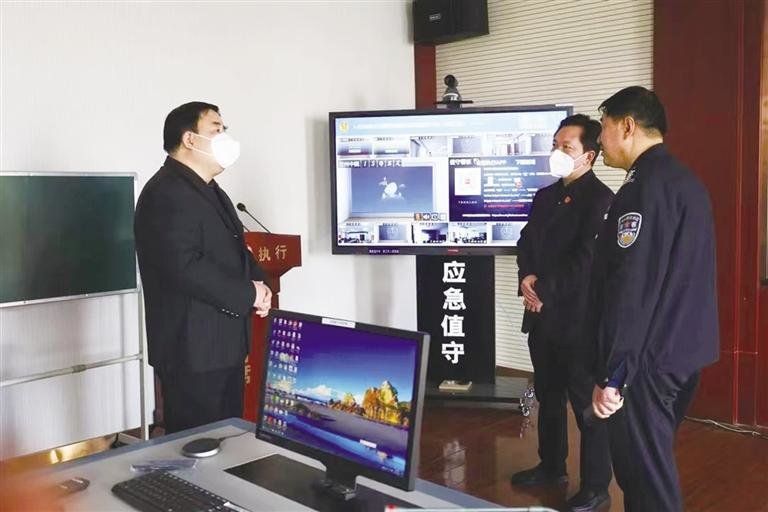 榆中县人民法院干警投入工作 许沛洁 摄