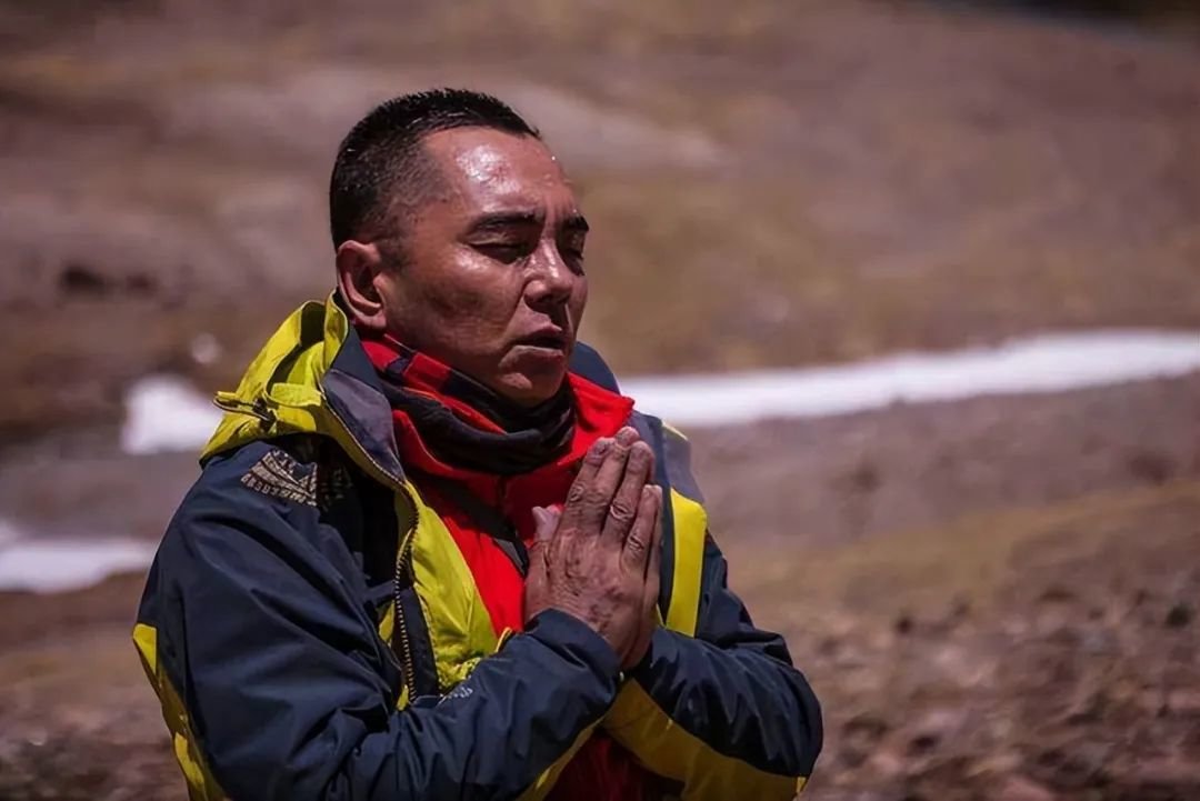 · 在西藏转山的李厚霖。