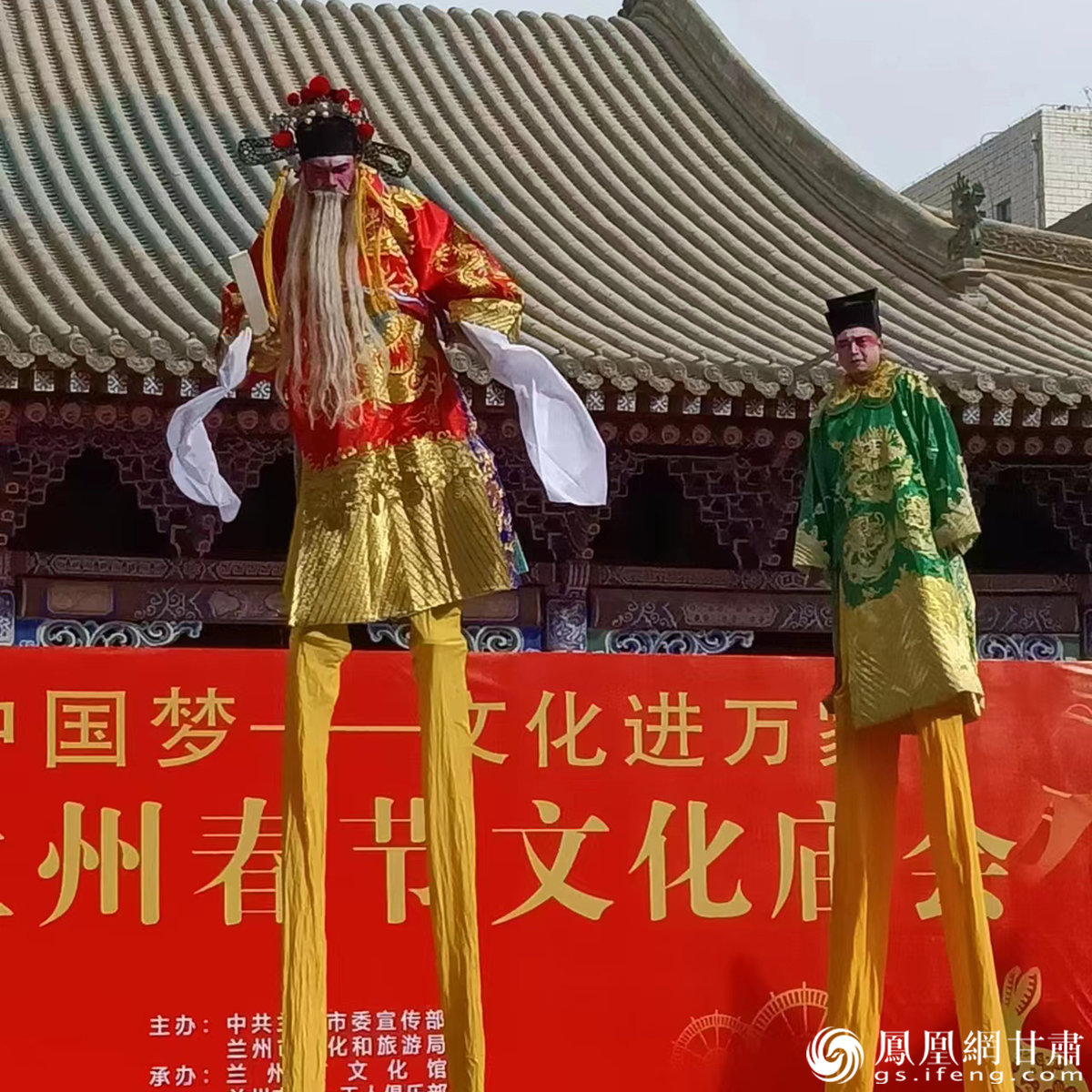 今年兰州春节文化庙会上，“苦水高高跷”表演赚足眼球。受访者供图