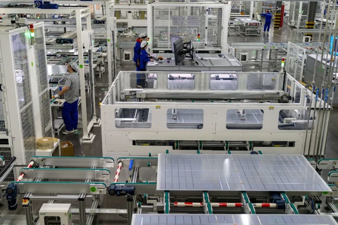 1月28日，安徽晶科能源有限公司太阳能光伏组件生产车间，工人们在生产线上忙碌。阮雪峰 全媒体记者 李予 摄