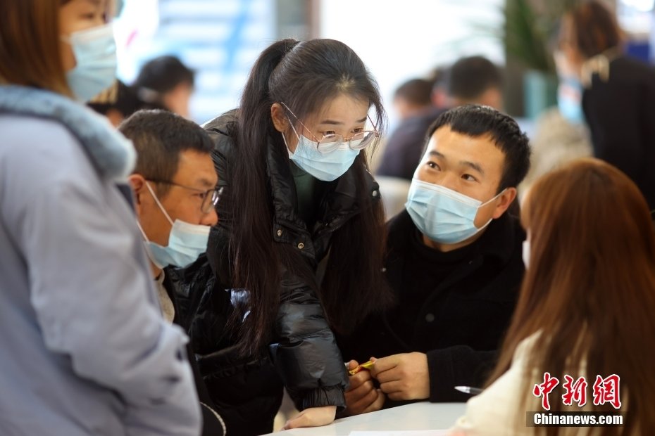 1月31日，求职者在江苏省零工市场大厅内的企业招聘台前咨询。 中新社记者 泱波 摄