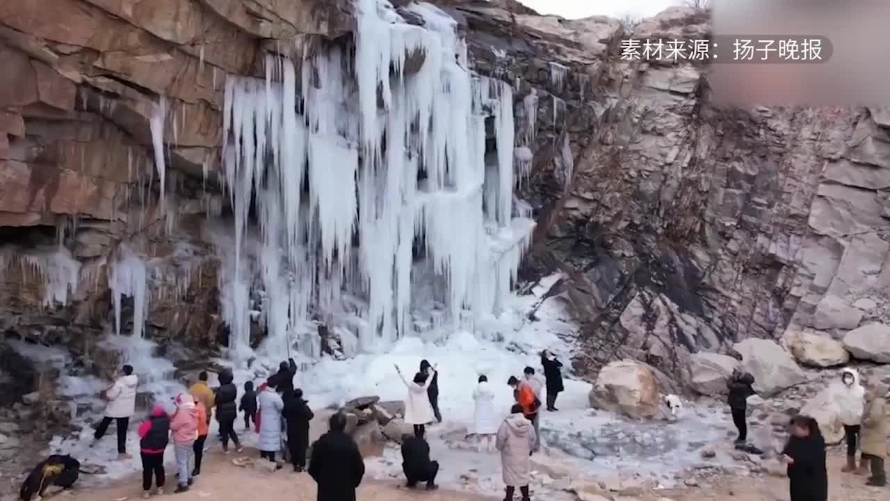 潺潺流水凝结成“玉带”，连云港现冰瀑景观