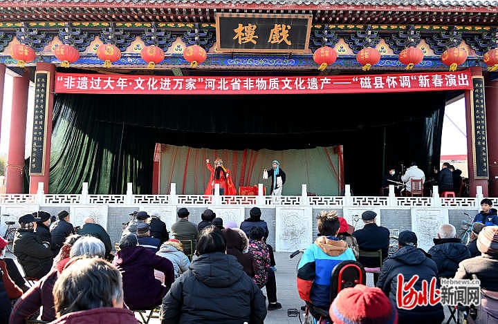1月29日，在河北省邯郸市磁县城隍庙广场，演员在表演磁县怀调《盘坡》。