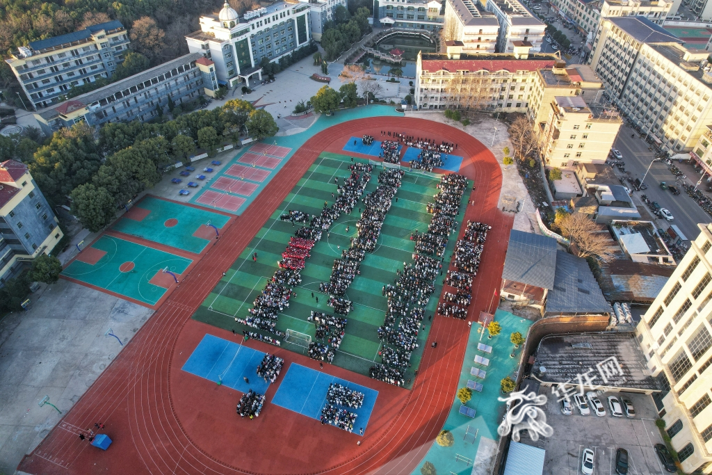 胡鑫宇生前就读的江西省上饶市铅山县致远中学高中部30日举行了开学第一天的升旗仪式。华龙网-新重庆客户端记者 张质 摄