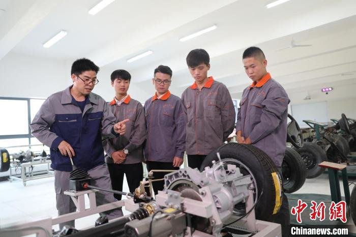 资料图：正在上实训课的高职院校学生。 湖南工业职院 供图