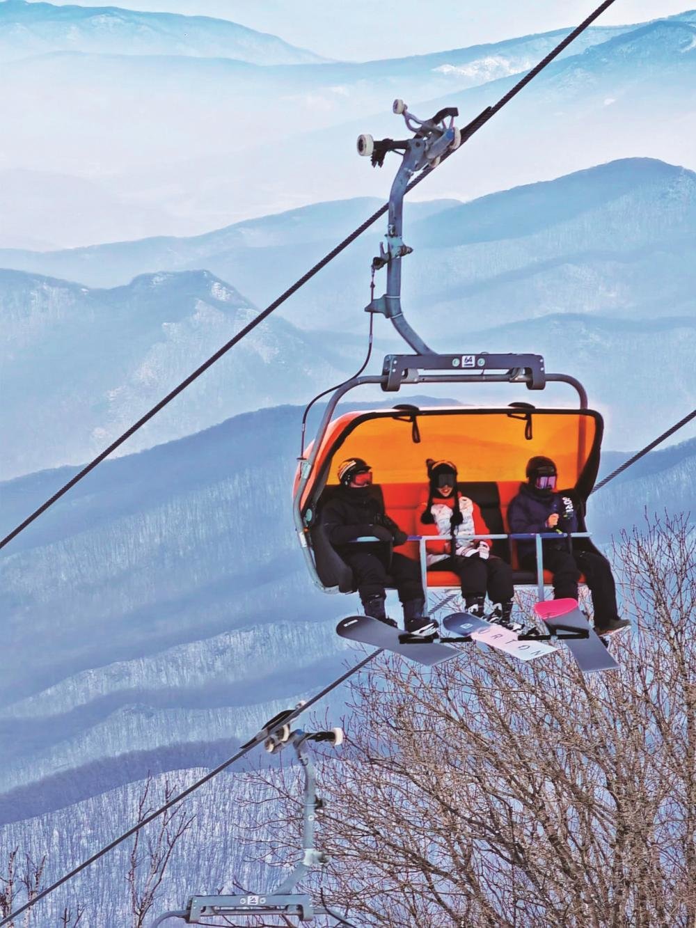 北大湖滑雪度假区里雪友乘坐缆车上山