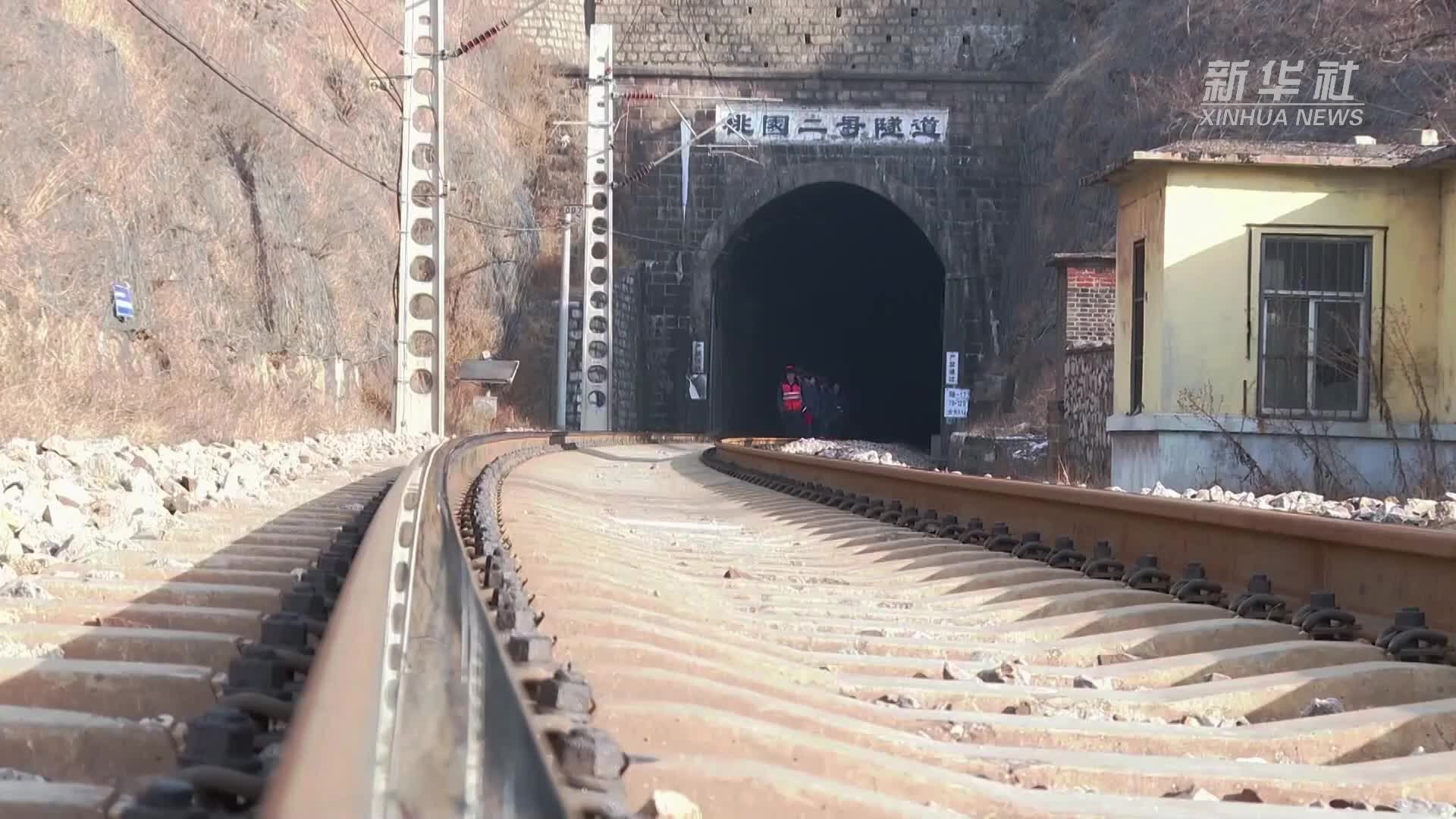 微视频：守护山区铁路的“打冰人”