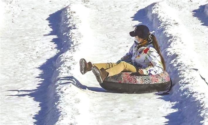 滑雪的游客 高茜 摄