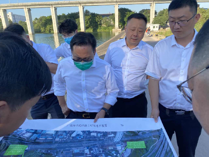 图为：南海区副区长黄智斌现场指导征拆工作，协调解决征拆难题。